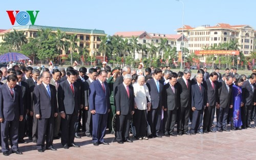 Party, State leaders pay tribute to late party chief - ảnh 2